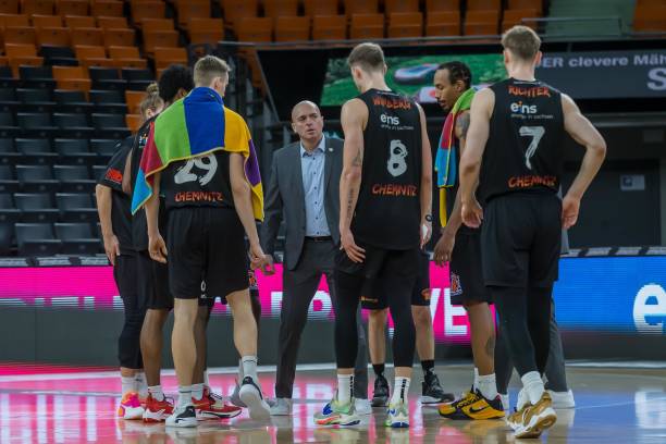 他不断激励 他不断激励