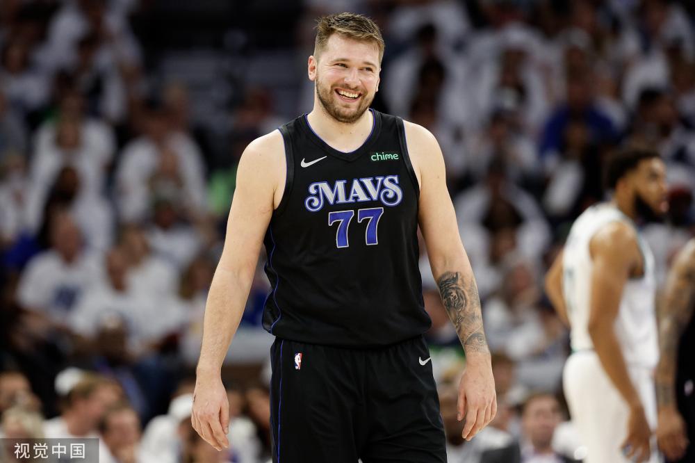 赛后接受采 赛后接受采